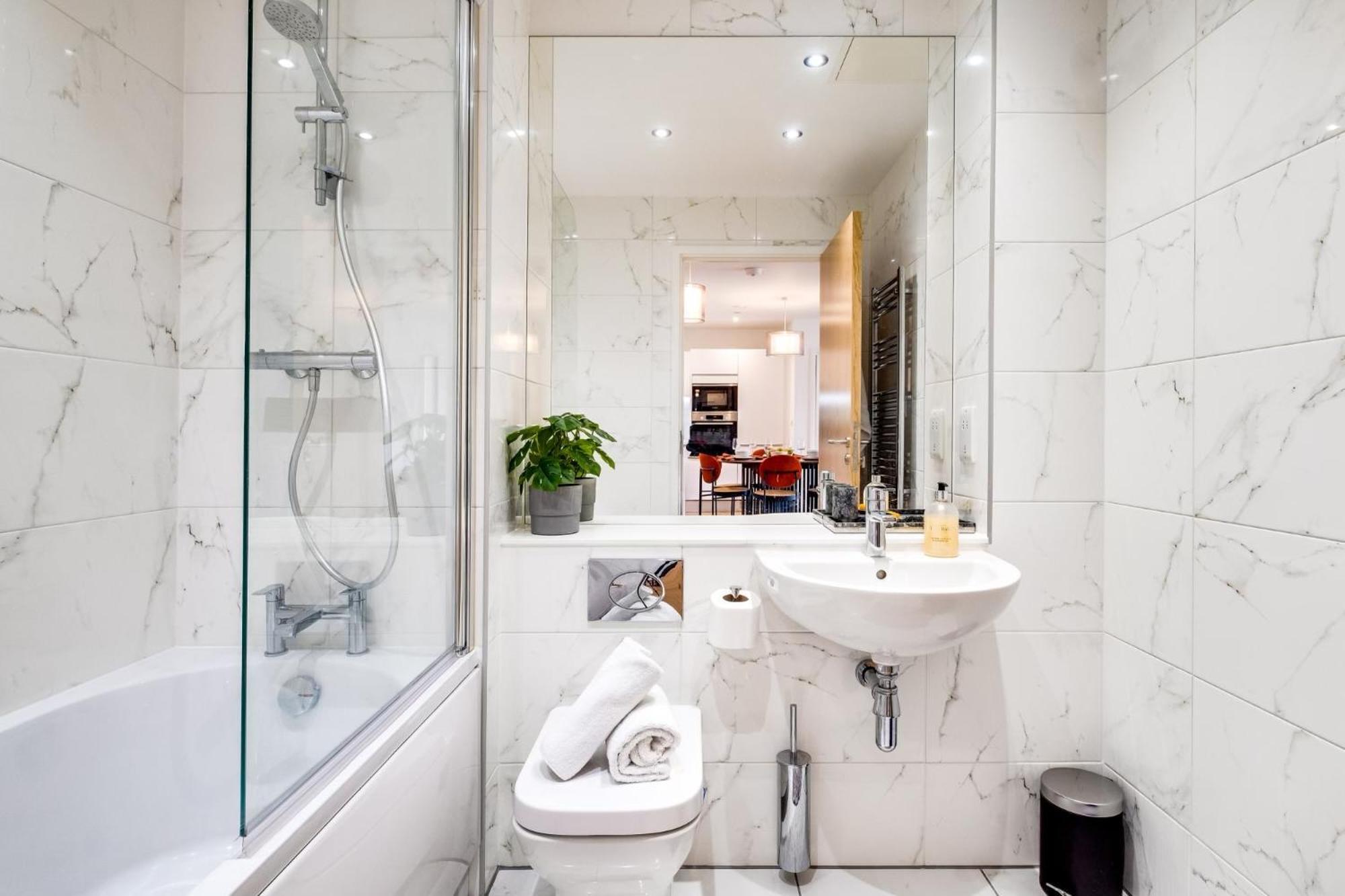 Luxurious & Glamorous Centrally Located 2 Bedroom 2 Bathroom Apartment - Central Birmingham - Secure Parking - Netflix 외부 사진