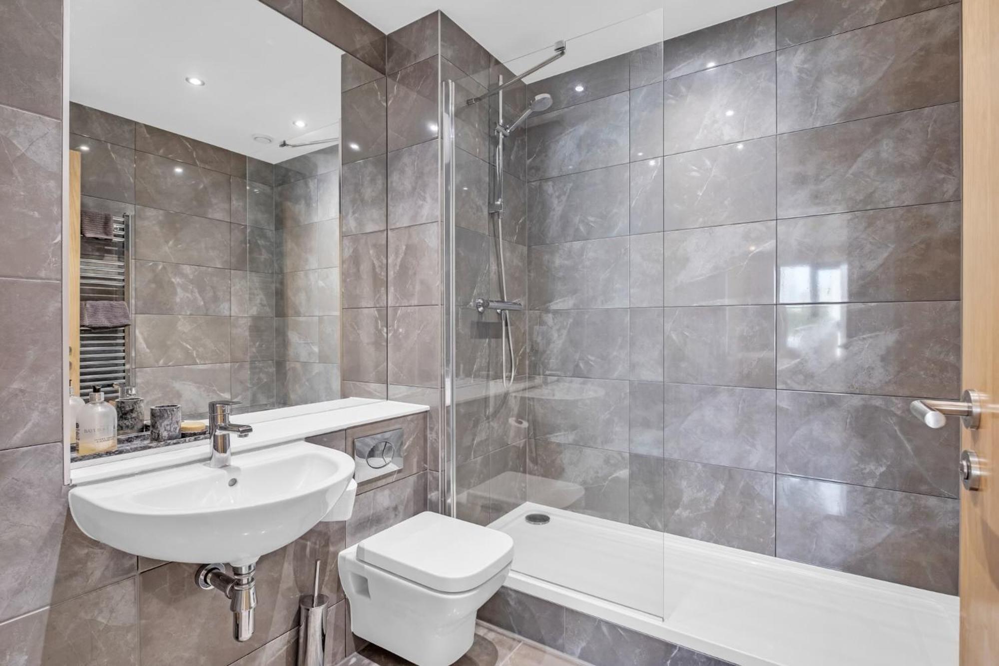 Luxurious & Glamorous Centrally Located 2 Bedroom 2 Bathroom Apartment - Central Birmingham - Secure Parking - Netflix 외부 사진